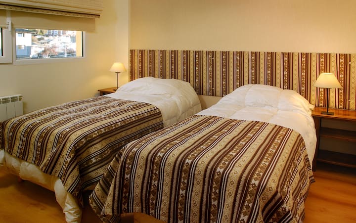 Chumba cha kulala. Vitanda 90x190cm. Inaweza kutayarishwa kama kitanda cha watu wawili kwa ombi la wageni (sentimita 180x190).
Ina kabati lenye sehemu ya kuning'iniza, rafu na droo.