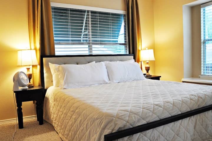 Დიდი საწოლი მაღლა მდებარე სასტუმრო ოთახში