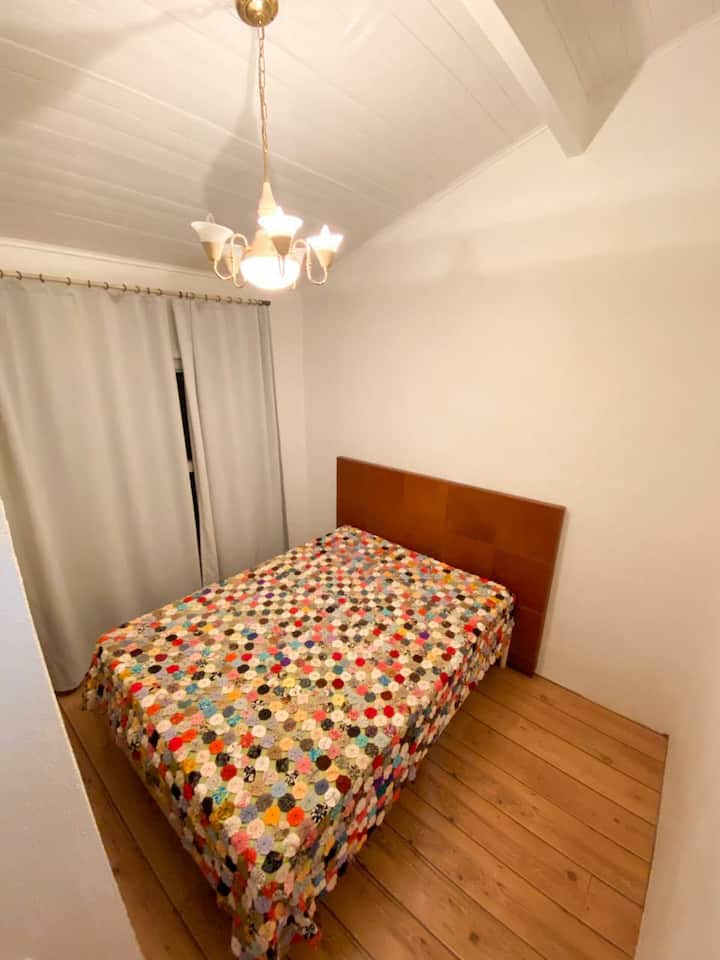 Chambre 02  - 1 lit double et 1 matelas simple d'appoint