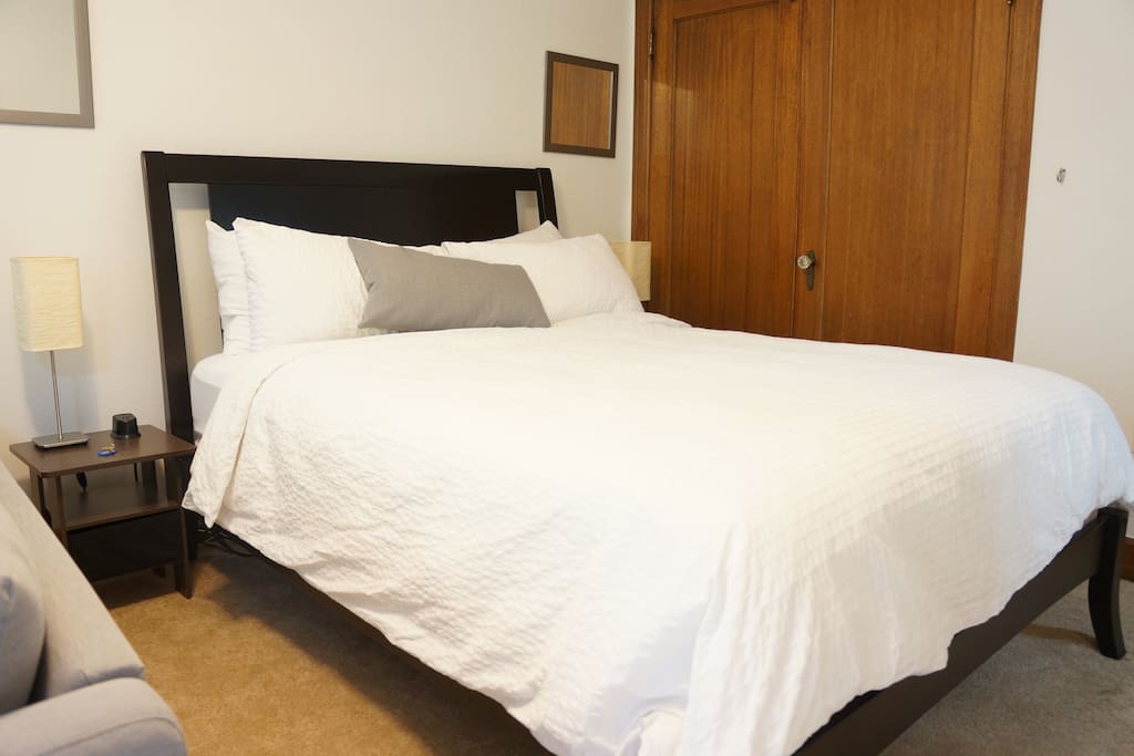 Queen bed that is so comfortable that you don't want to wake up in the morning