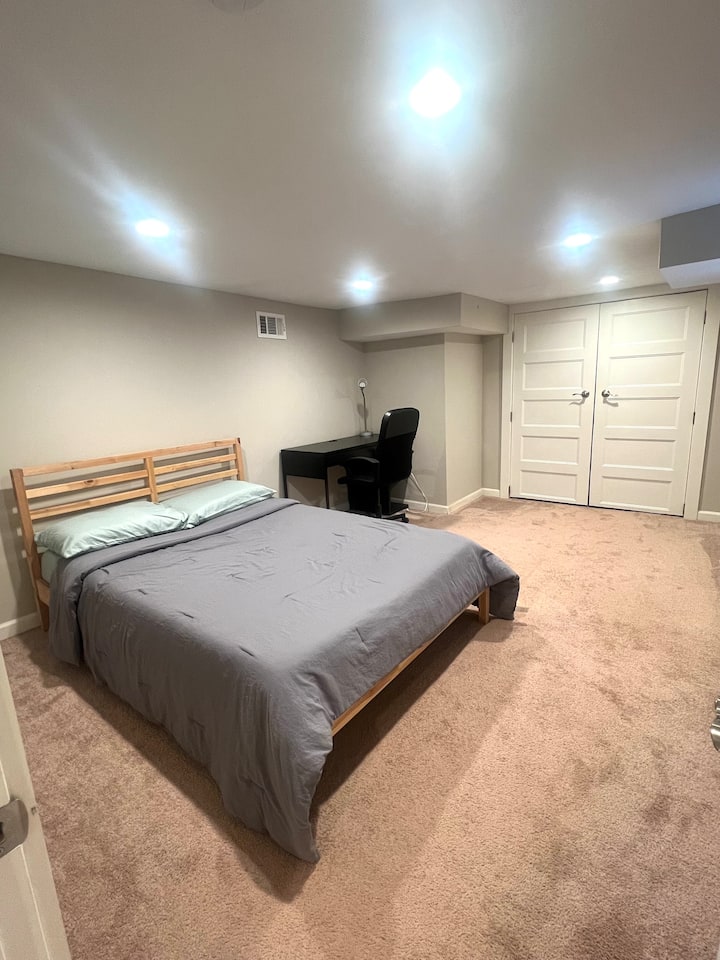 מיטה זוגית עם עמדת עבודה ייעודית 

(שימו לב, במרתף יש תקרות נמוכות)