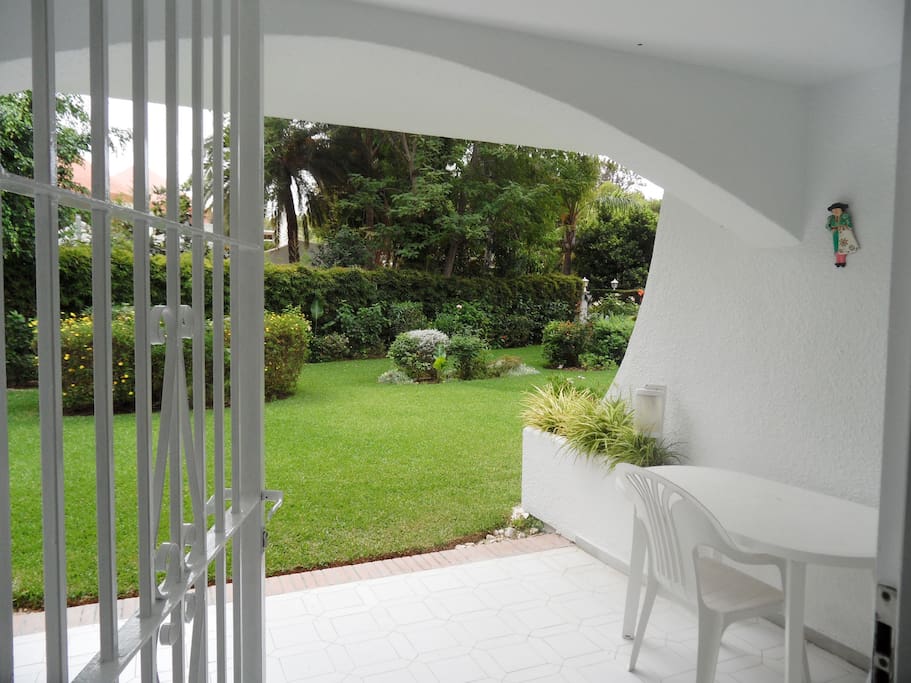 Terraza y jardín privado.