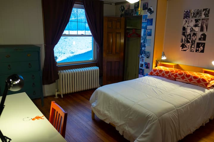 第二间卧室可俯瞰房子前面，墙上有很多音乐家。