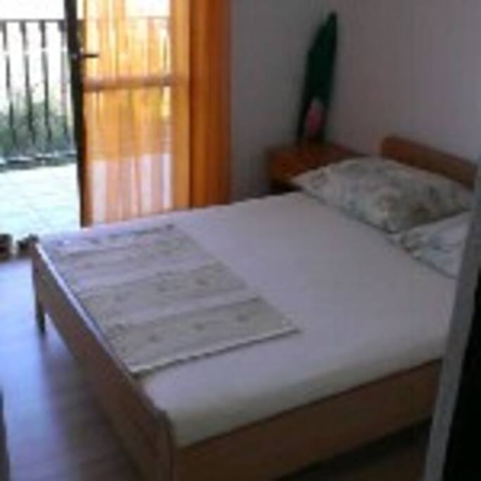 Schlafzimmer mit Balkon und Meerblick