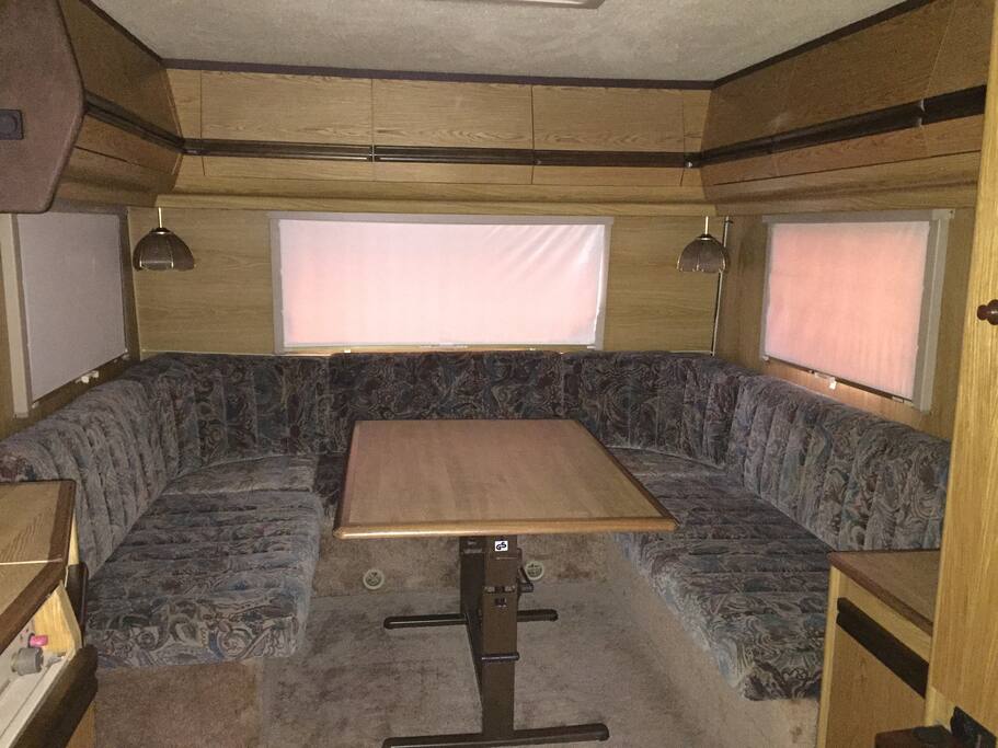 sitting area in the caravan - Sitzecke I’m Wohnwagen - coin salon dans la caravane