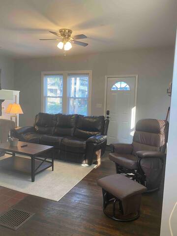 Campus Crest (A)-charming 2 bd close to campus! gallery image 4