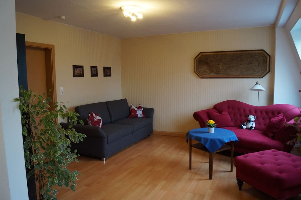 Schlafsofa und rotes Sofa