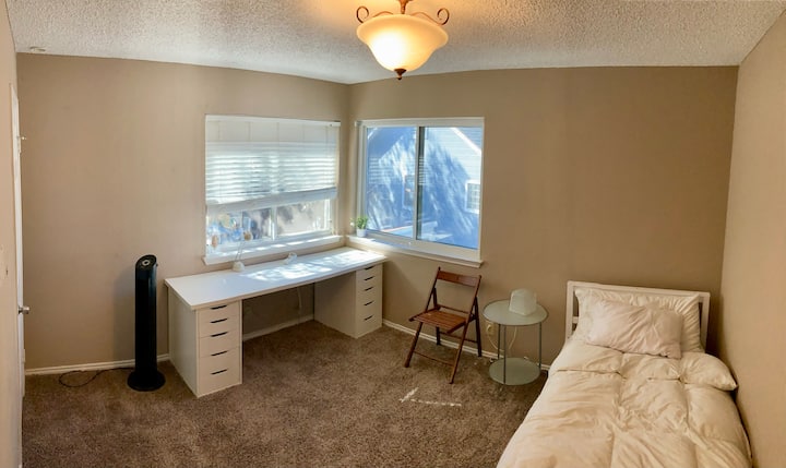 Стая 3 - 2 единични легла и бюро ( втори етаж)