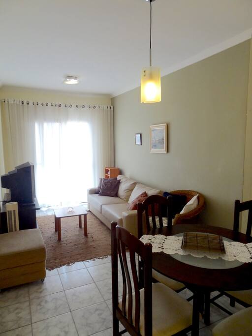 Ampla Sala com TV, Sala de Jantar e Varanda.