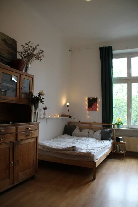 Morgens scheint die Sonne schön in das Zimmer :) Dank der dicken Vorhänge kann sie aber auch draußen bleiben, wenn das erwünscht ist!
If you want, the sun will wake you up in the morning, if not, you can always close the curtains :)