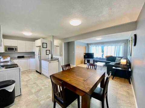 Upstairs Suite in Quiet Neighbourhood