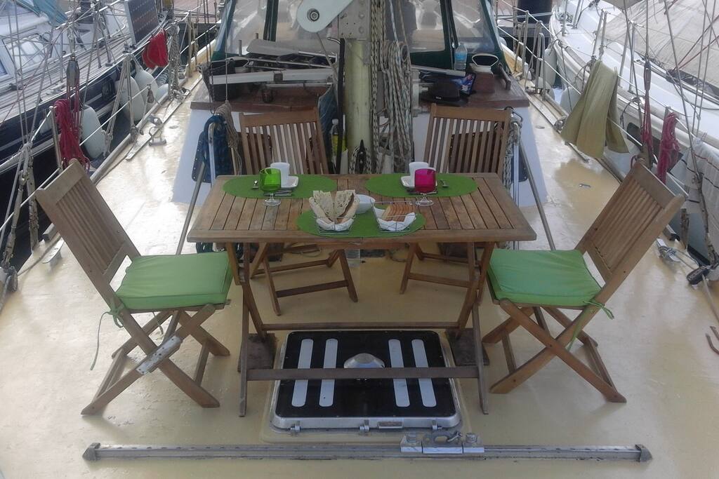 Petit déjeuner a l avant du bateau