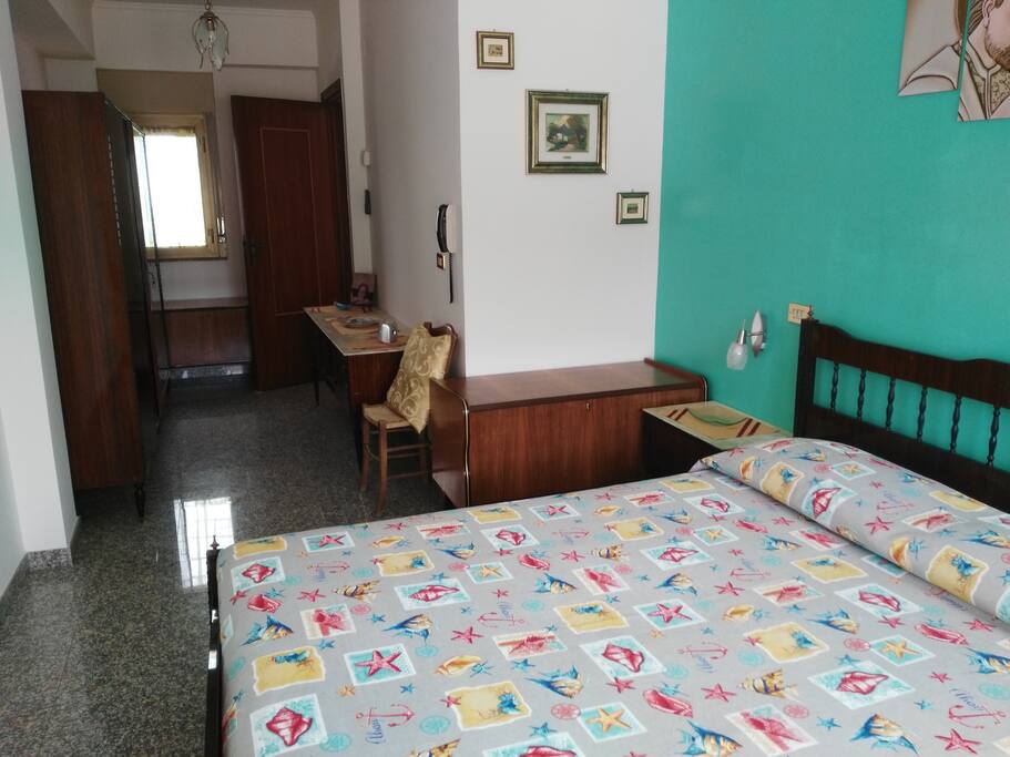 Prima camera matrimoniale con aria condizionata e termosifone