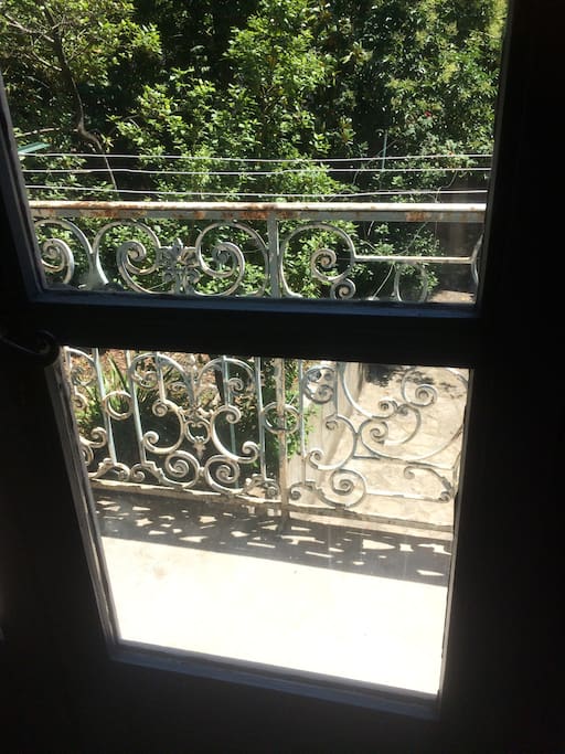 Balcon donnant sur cour et jardin privés