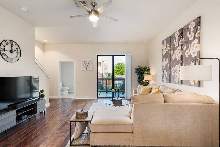 Uptown Upscale, 4 Levels, 2 Car Garage, Balcony gallery image 2