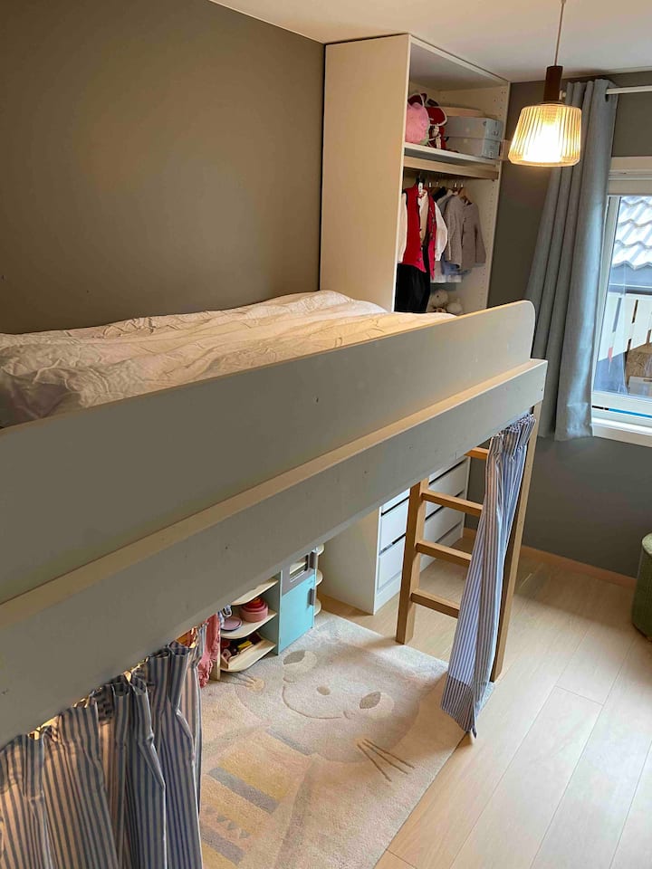 Cama elevada con espacio para jugar debajo