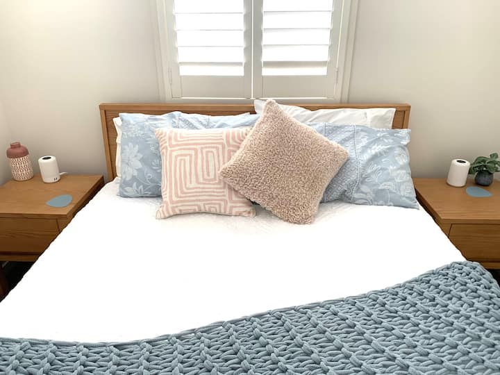 1BR Haven on Seashore, Stroll to Beach/Cafes!