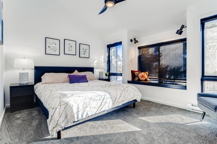 חדר שינה ראשי עם מיטת קינג. בחדר השינה הזה יש שירותים צמודים. חדר השינה הזה ממוקם בקומה הראשית.