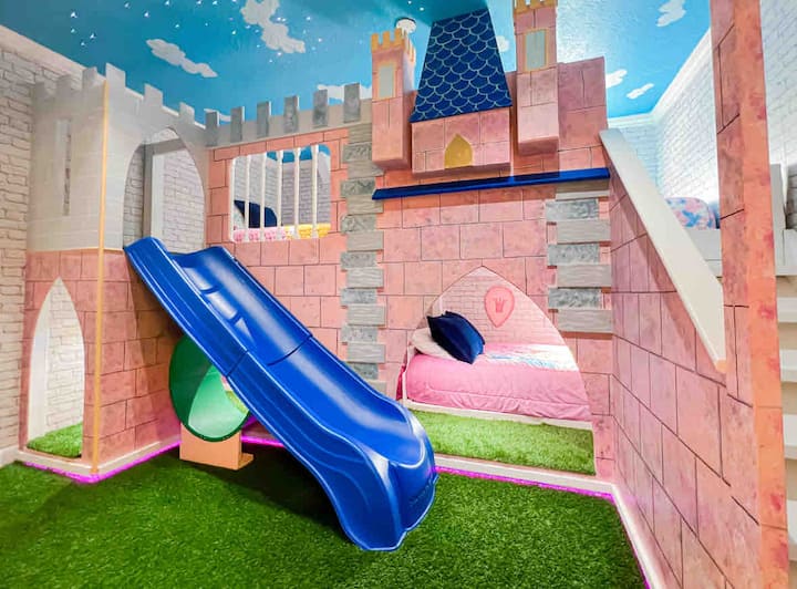 La belleza para dormir puede soñar toda la noche bajo las estrellas en nuestra litera del castillo Princess con 4 camas individuales y un tobogán. Quédate despierto más allá de la medianoche viendo películas en la televisión inteligente 4K de 43 pulgadas