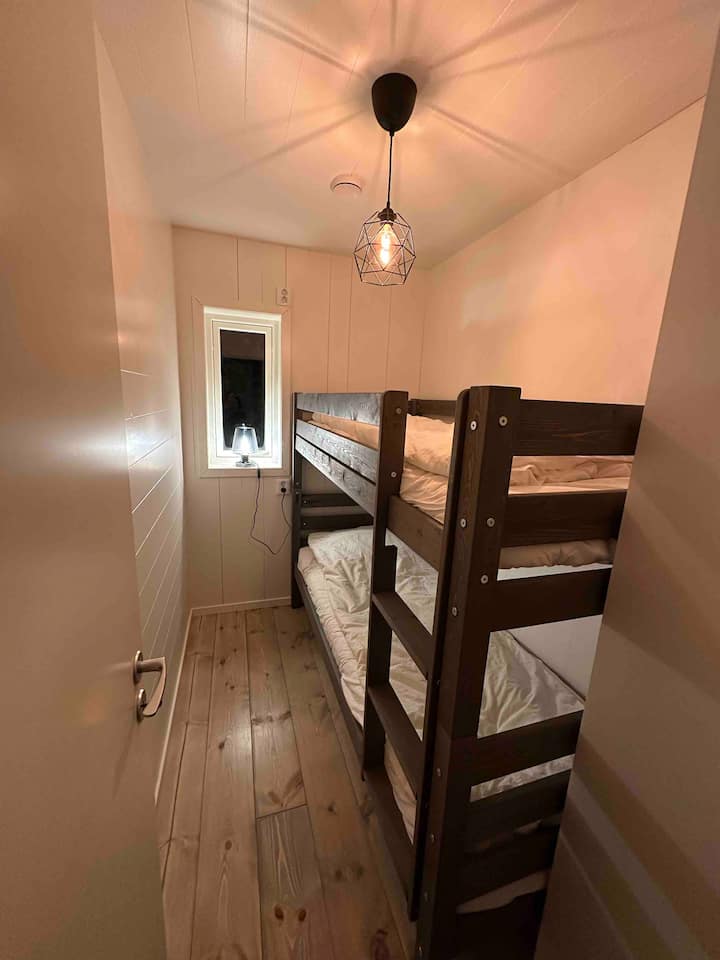 Спална соба со кревет на спрат и гардероба.