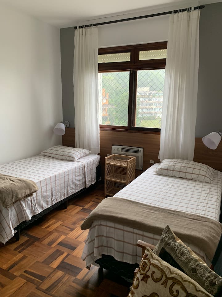Habitación 2 con aire acondicionado.