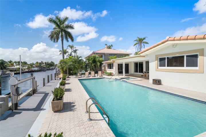 Waterfront home! Huge pool w/ spa+ private beach! gallery image 4