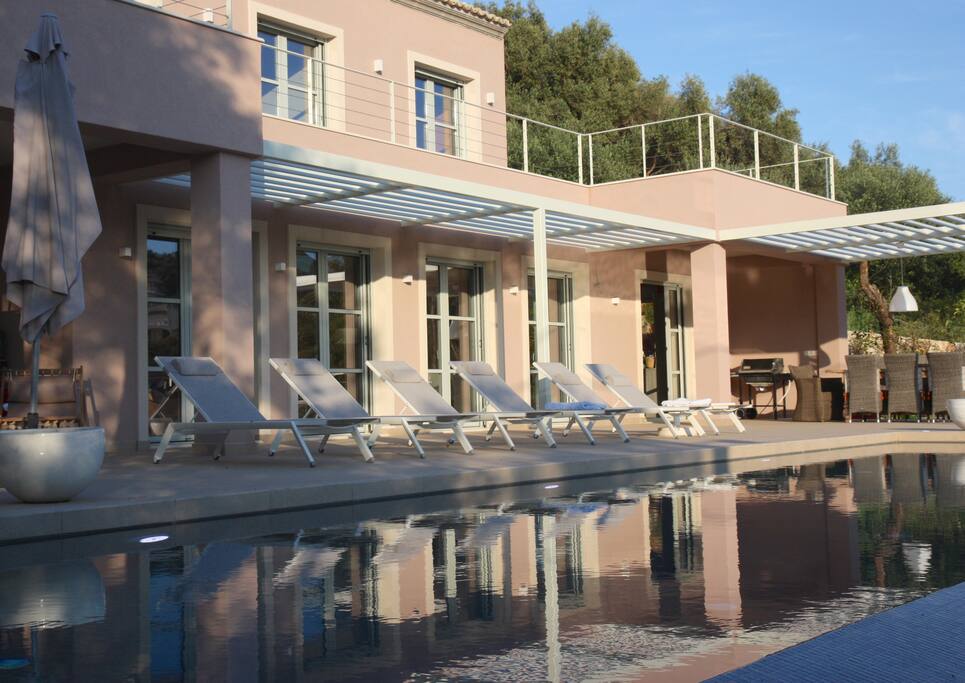 la terrasse et ses bains de soleil