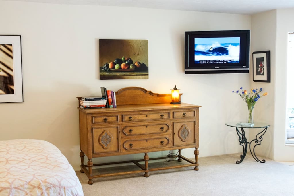 Flat screen TV with Wifi and Cable