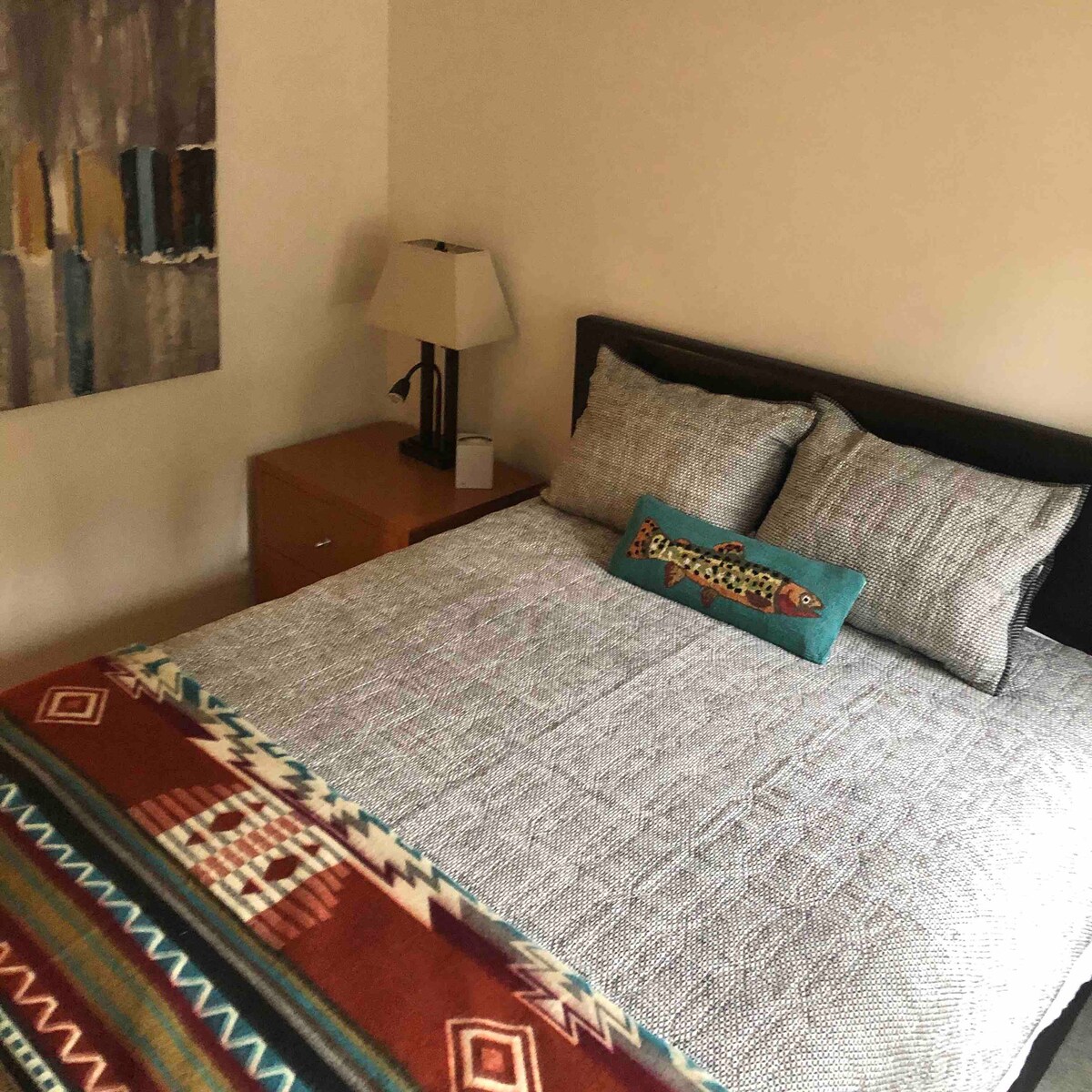 Spálňa chaty:  S manželskou posteľou s pohodlným penovým matracom, zatemňovacími závesmi, odkladacím stolom a lampou s nočným svetlom a portom USB.  V dostatočnej skrini je dostatok priestoru na oblečenie a úschovňu kufrov hostí.