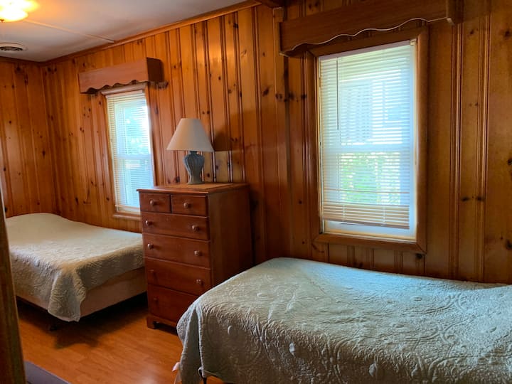 ห้องนอน #1 พร้อมเตียงแฝด 2 หลัง 