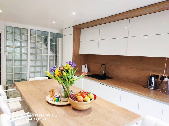 Welcome to our lovely house next to Victoria Park gallery image 4