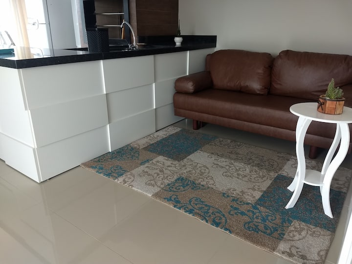 Obývacia izba s rozkladacou pohovkou, manželská posteľ s televízorom 32" smart