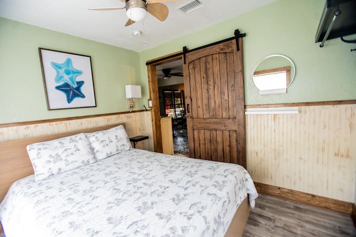 巴厘岛小木屋2号卧室的标准双人床