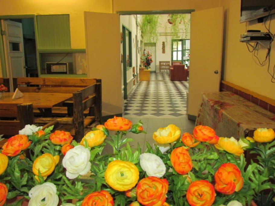 En este ambiente se sirve el desayuno.
(We serve breakfast in this area)