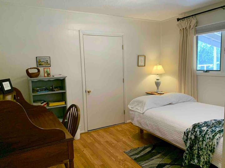 مساحة مرنة تعمل كمكتب أو غرفة نوم ثالثة، حيث يعمل السرير كمنطقة نوم رابعة. تحتوي الغرفة على ميزات إضافية بما في ذلك خزانة كبيرة مع شماعات ولحاف إضافي ومروحة صندوقية لراحة الضيوف.​​​​​​​​​​​​​​