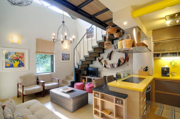 vista de la sala de estar y la cocina