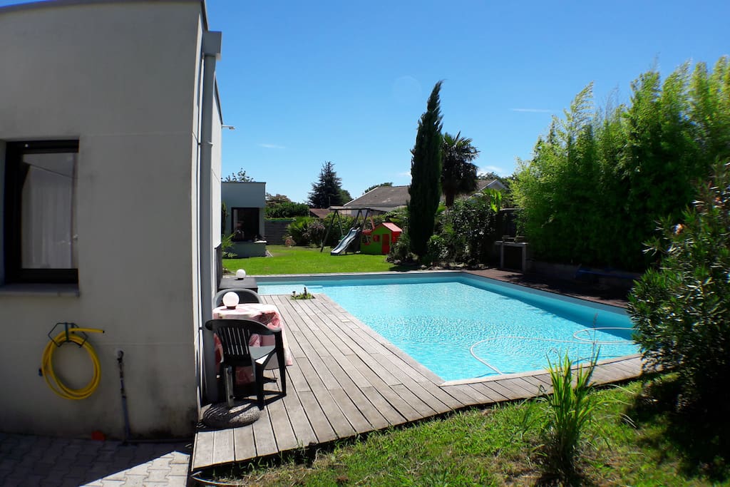 terrasse où les voyageurs déjeunent