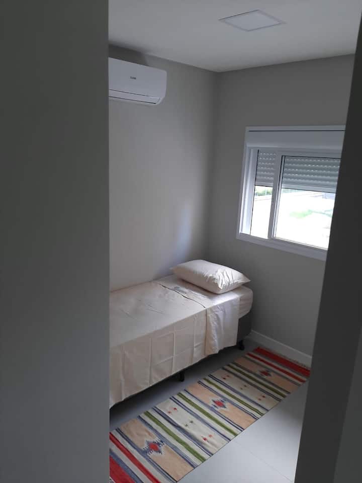 ห้องเดี่ยวห้องที่ 3 พร้อมเตียงเสริมมีเครื่องปรับอากาศ 