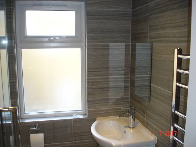 Exceptionally spacious Victorian House gallery image 2