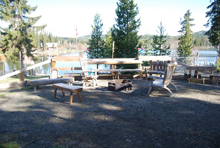 Beautiful waterfront cabin on Deka Lake