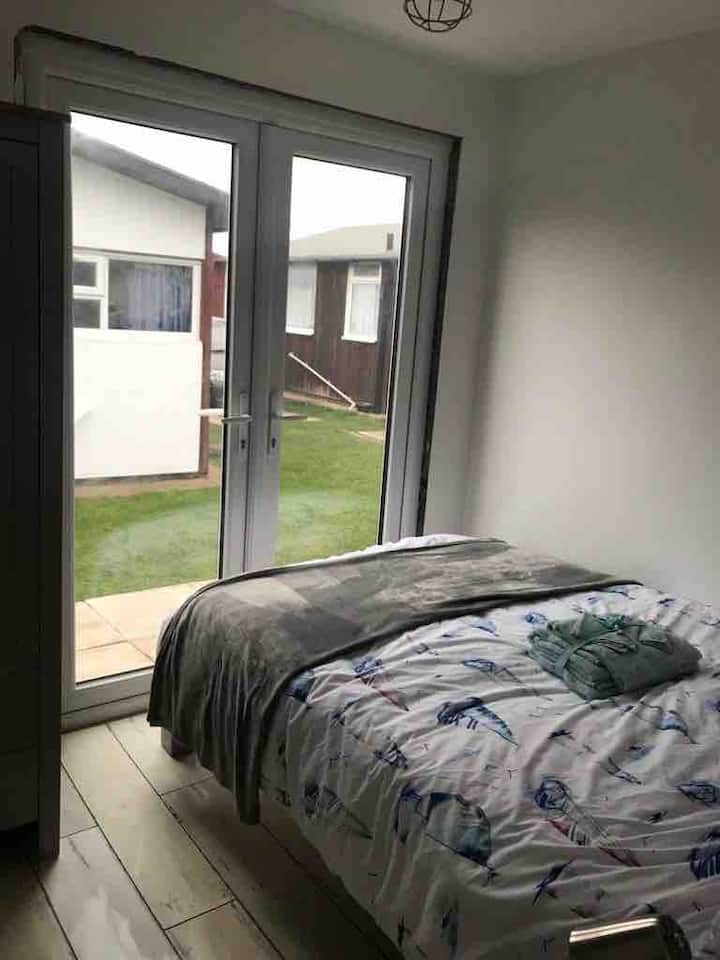 Openslaande deuren helemaal klaar om te openen voor je kopje thee in de ochtend