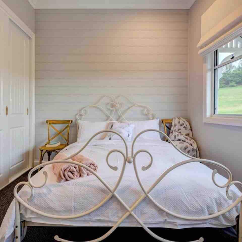 El segundo dormitorio tiene vistas al campo con el pastoreo de ovejas y alpacas.
Cama tamaño queen y armario doble.