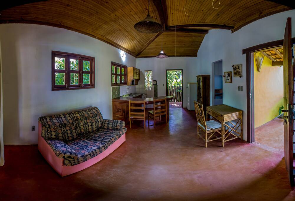 sala com sofá-cama e mesa de trabalho