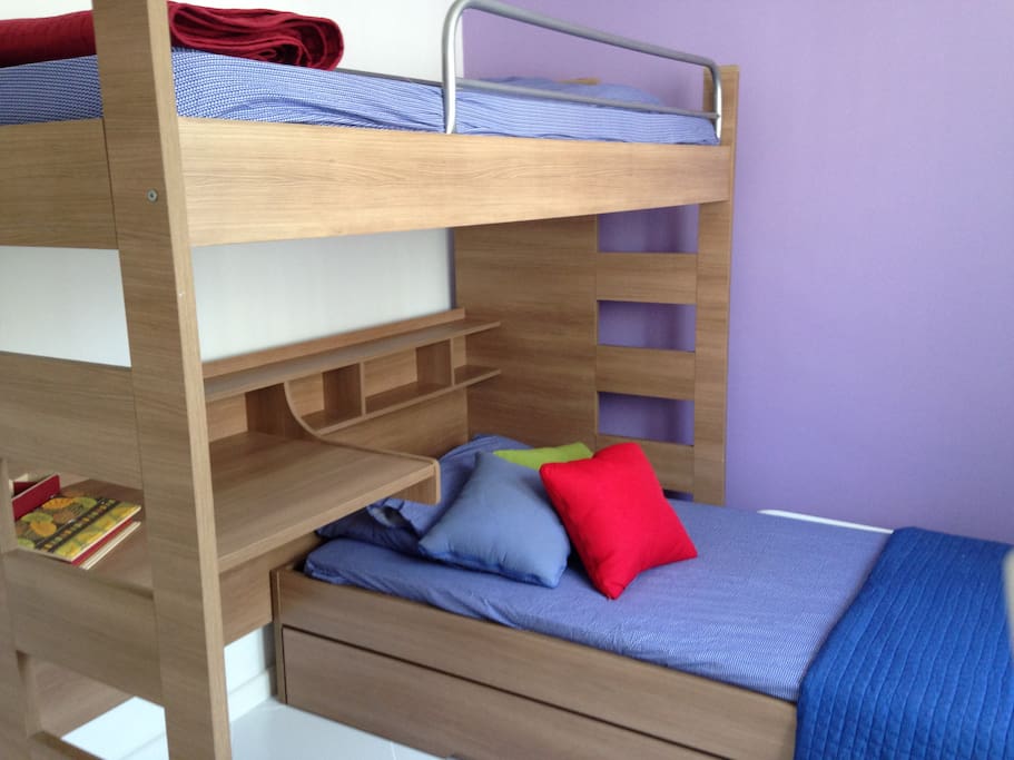 Quarto 1: com triliche.
