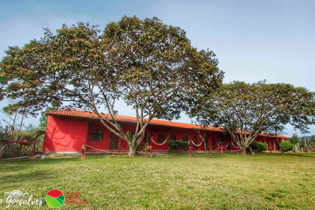Com uma área total de 3.300m² voltada para seu lazer, temos o local perfeito para curtir um final de semana na praia ou as férias com sua família.