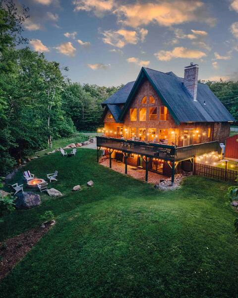 Modern Chalet-private deck/firepit/ clubhouse pool