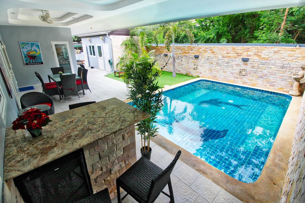Pool and lounge