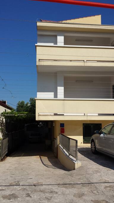 Enter of a house where is the apartment
