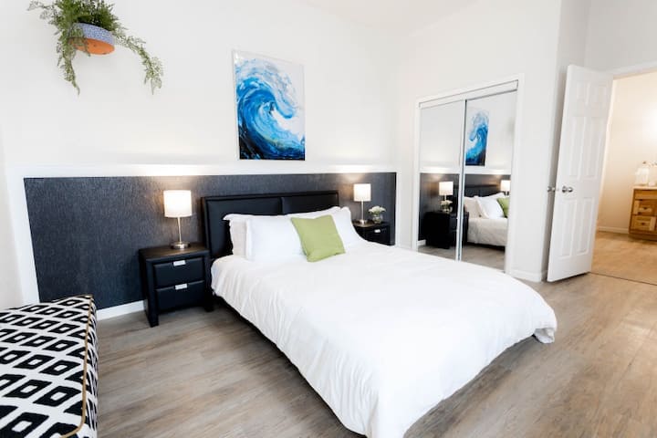 Tamaño queen de lujo, colchón de espuma viscoelástica con luces tocables y atenuantes en cada mesita de noche y enchufes USB.