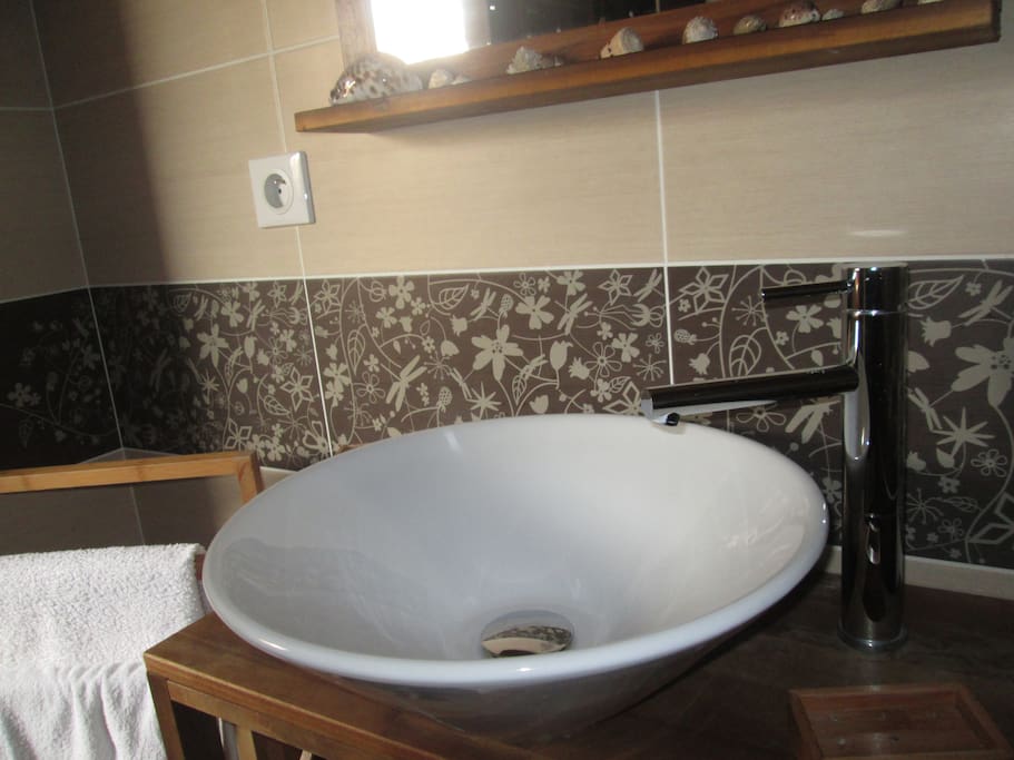 salle de bain attenante à la chambre double